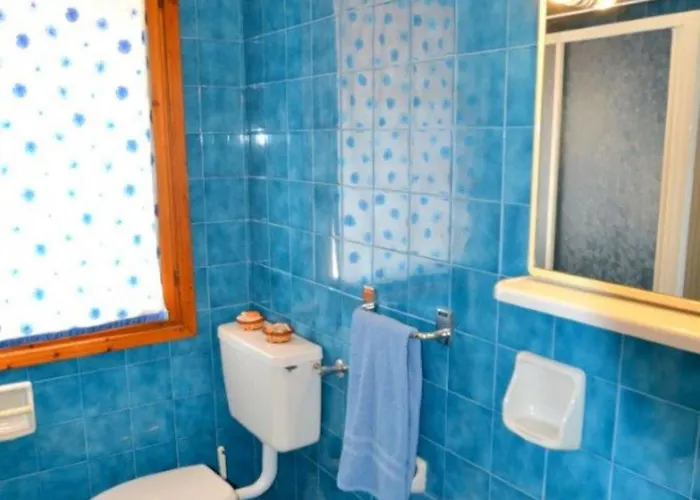 Cozy Two-level Retreat With Garden * 비비오네